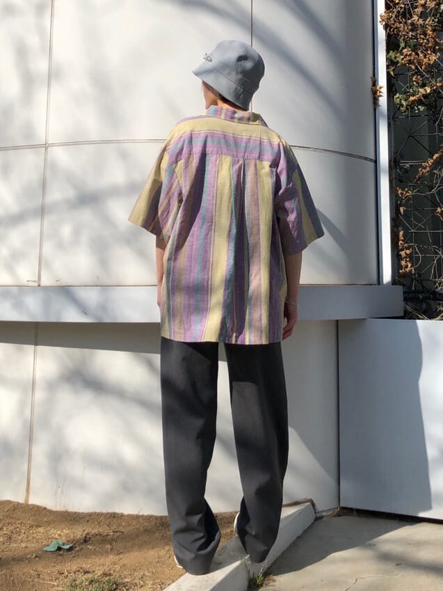 ブラック系のキャミソール、ブラック系のTシャツ/カットソー、イエロー系のシャツ/ブラウスを着用したレディースの夏コーディネートの4枚目の写真