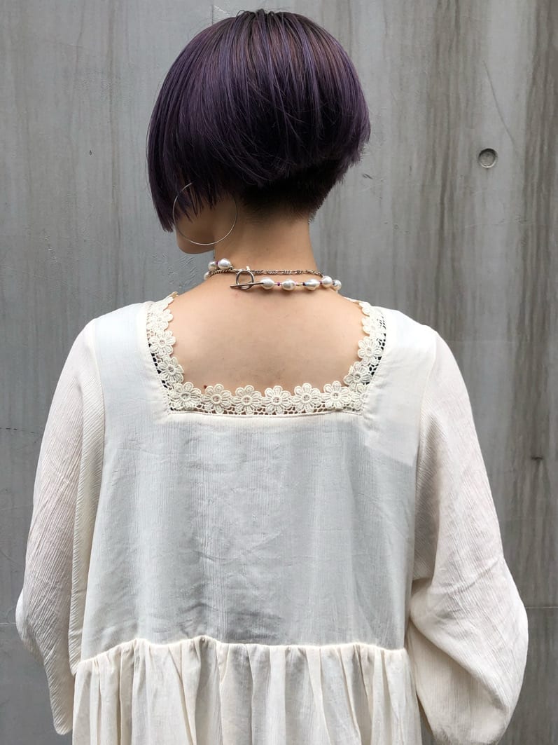 ホワイト系のワンピース、ホワイト系のパンプス、オレンジ系のハンドバッグを着用したレディースの夏コーディネートの6枚目の写真