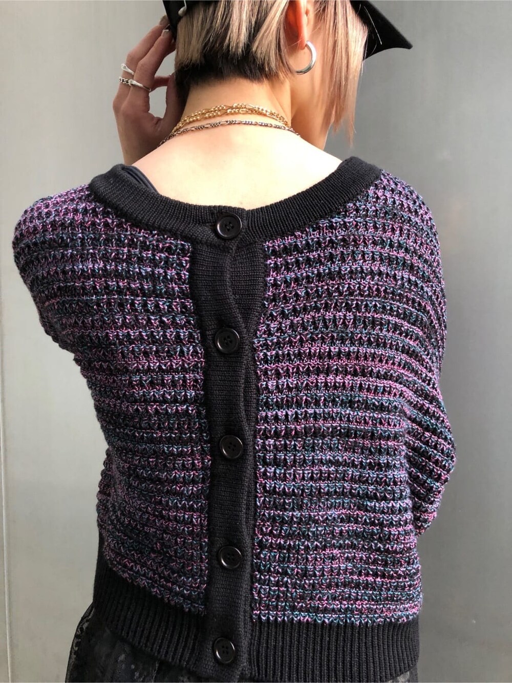 ブラック系のブーツ、ブラック系のデニムパンツ、ブラック系のショルダーバッグを着用したレディースの春コーディネートの7枚目の写真