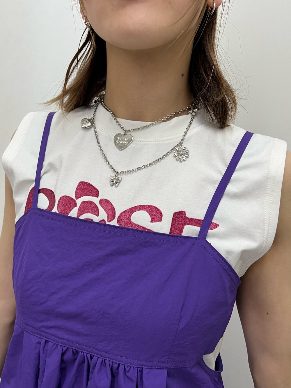 ホワイト系のタンクトップ、パープル系のワンピース、シルバー系のネックレスを着用したレディースの春コーディネートの6枚目の写真