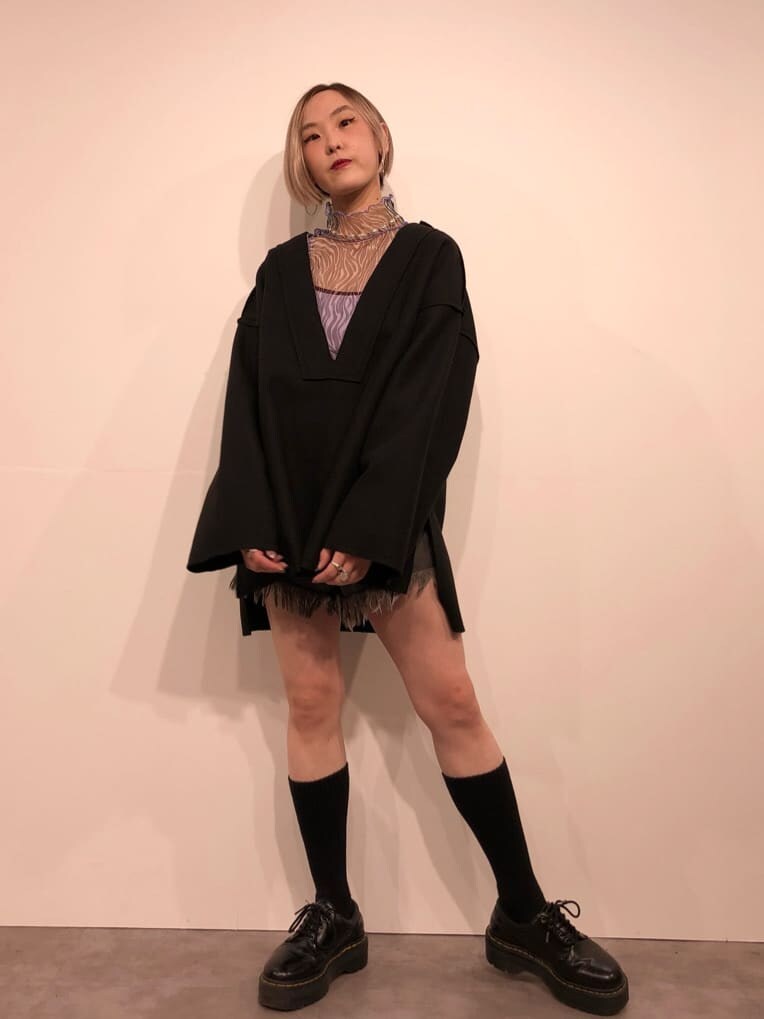 その他のTシャツ/カットソー、パープル系のキャミソール、ブラック系のスウェットを着用したレディースの秋コーディネートの2枚目の写真