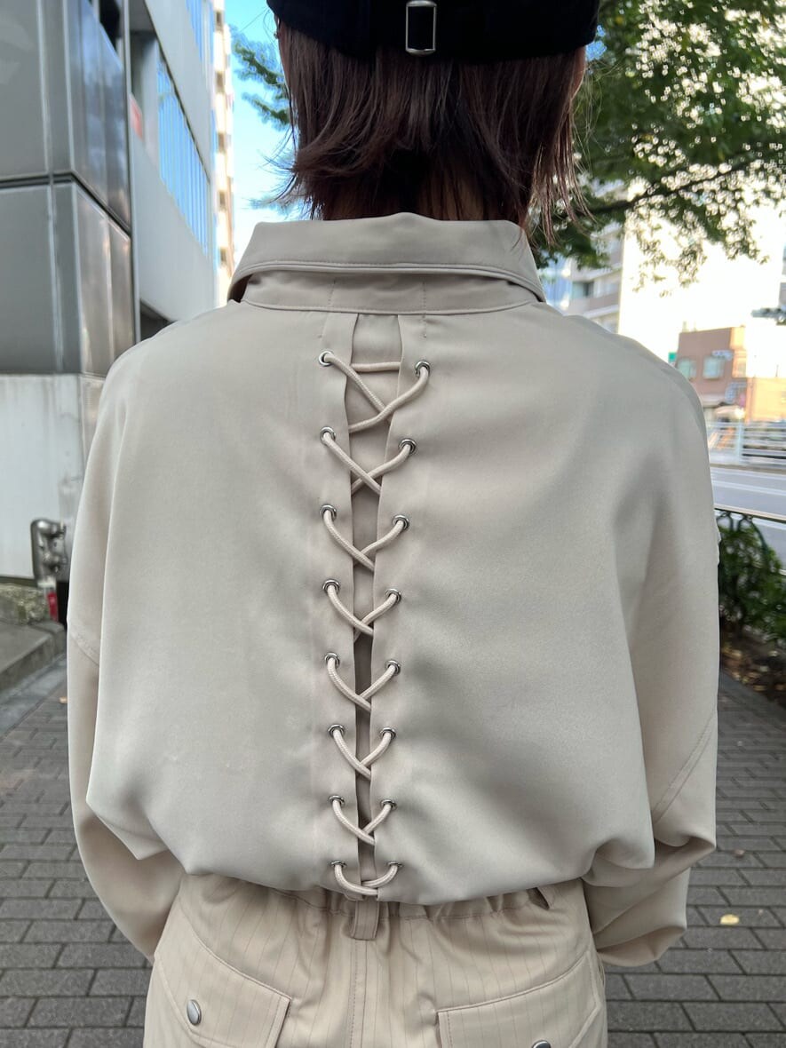 ブラック系のブーツ、ホワイト系のシャツ/ブラウス、ホワイト系のスカートを着用したレディースの秋コーディネートの9枚目の写真