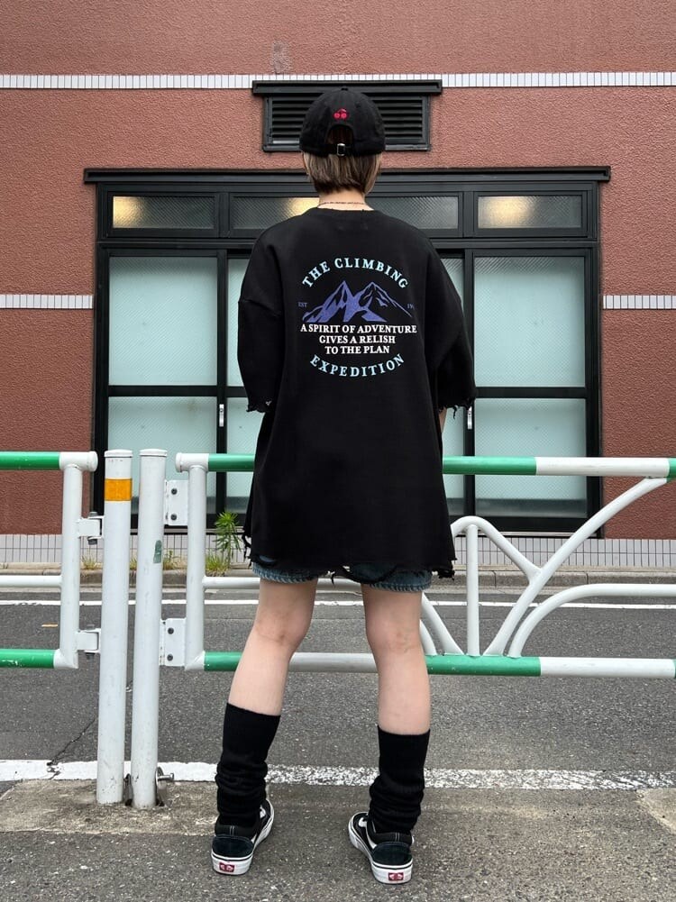 ブルー系のデニムパンツ、ブラック系のTシャツ/カットソー、シルバー系のブレスレットを着用したレディースの夏コーディネートの3枚目の写真