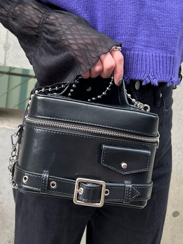 ブラック系のデニムパンツ、パープル系のベスト、ブラック系のシャツ/ブラウスを着用したレディースの夏コーディネートの8枚目の写真