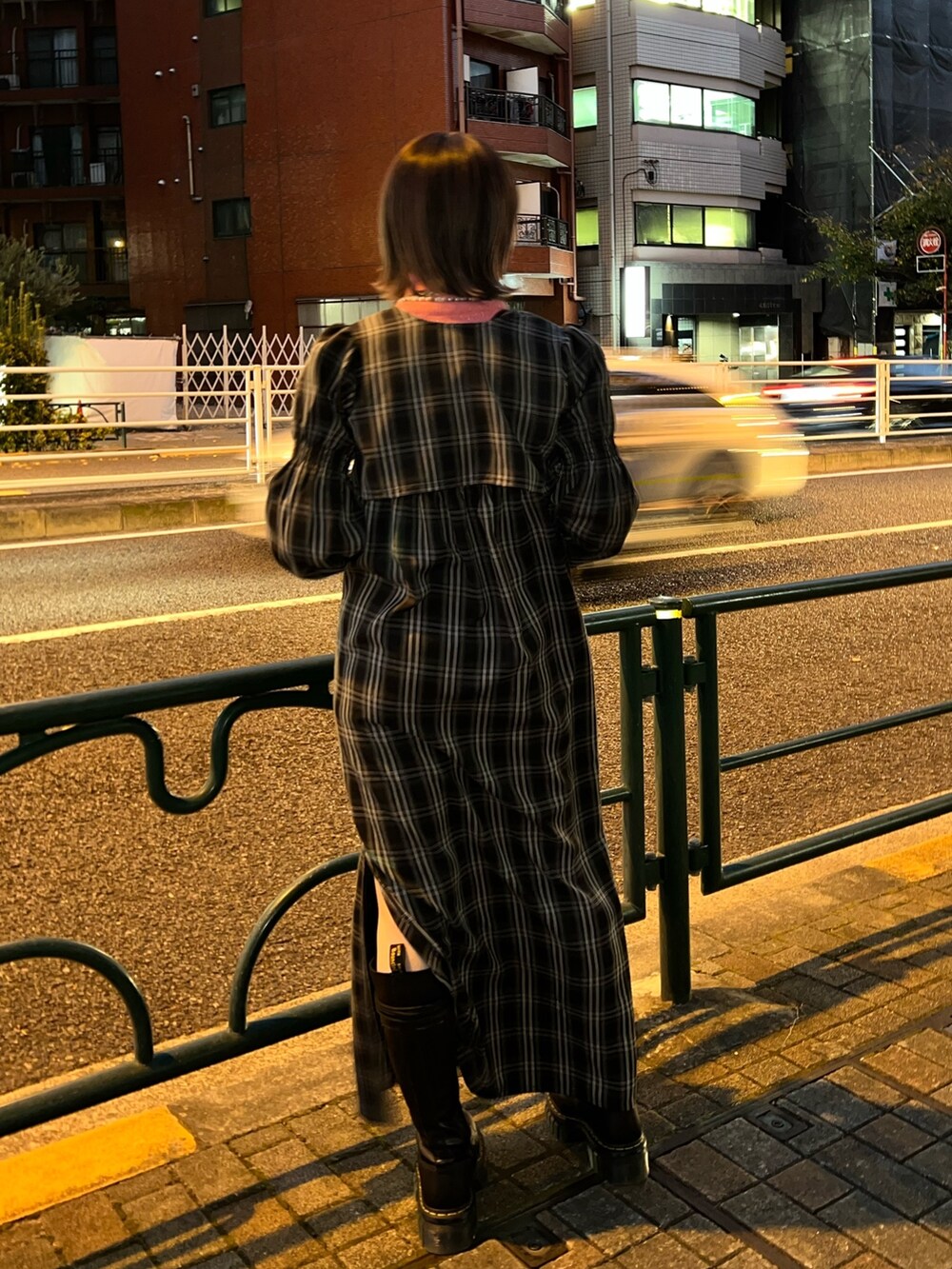 ブラック系のワンピース、ピンク系のニット/セーターを着用したレディースの冬コーディネートの3枚目の写真