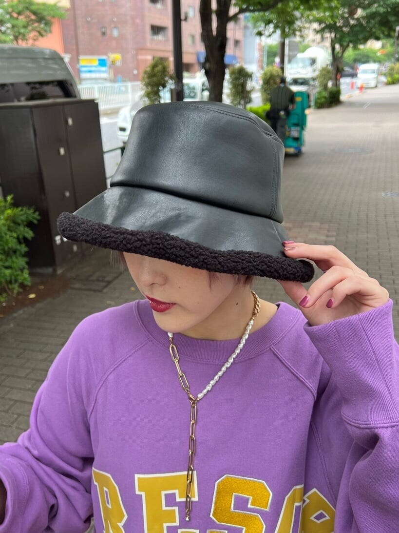ブラック系のデニムパンツ、ホワイト系のスニーカー、パープル系のスウェットを着用したレディースの夏コーディネートの8枚目の写真
