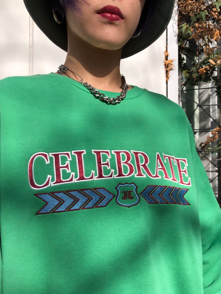 ホワイト系のスラックス、グリーン系のスウェットを着用したレディースの冬コーディネートの6枚目の写真