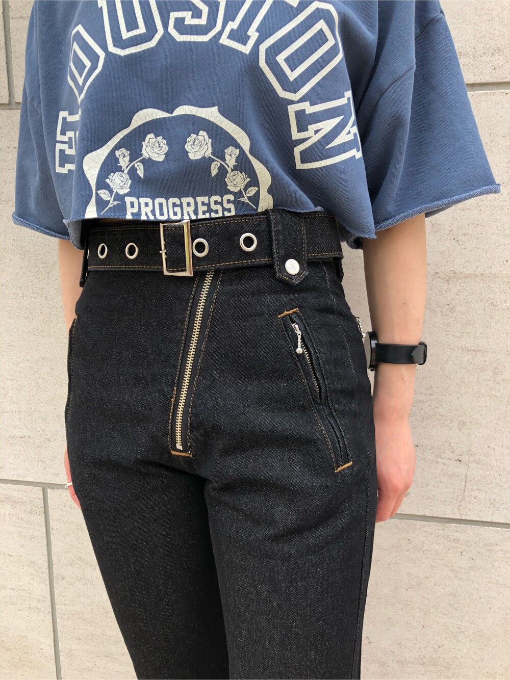 ブラック系のブーツ、ブルー系のワンピース、ブラック系のデニムパンツを着用したレディースの夏コーディネートの7枚目の写真