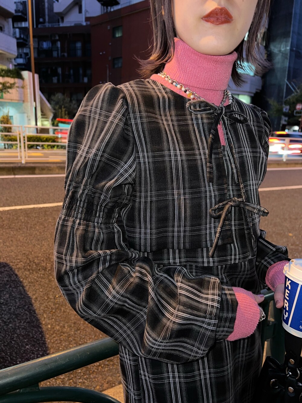 ブラック系のワンピース、ピンク系のニット/セーターを着用したレディースの冬コーディネートの7枚目の写真