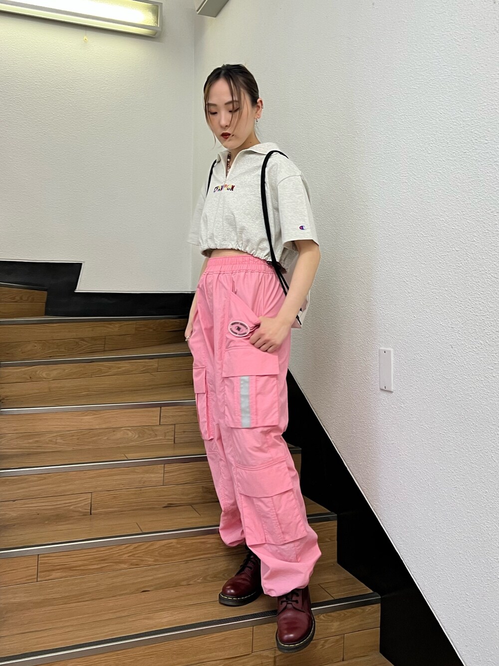 グレー系のTシャツ/カットソー、ピンク系のカーゴパンツ、ホワイト系のエコバッグ/サブバッグを着用したレディースの春コーディネートの3枚目の写真