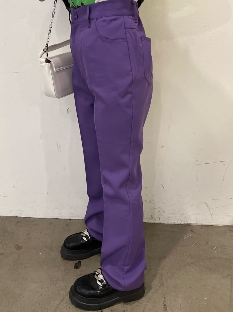 ブラック系のニット/セーター、パープル系のスラックス、ホワイト系のTシャツ/カットソーを着用したレディースの夏コーディネートの5枚目の写真