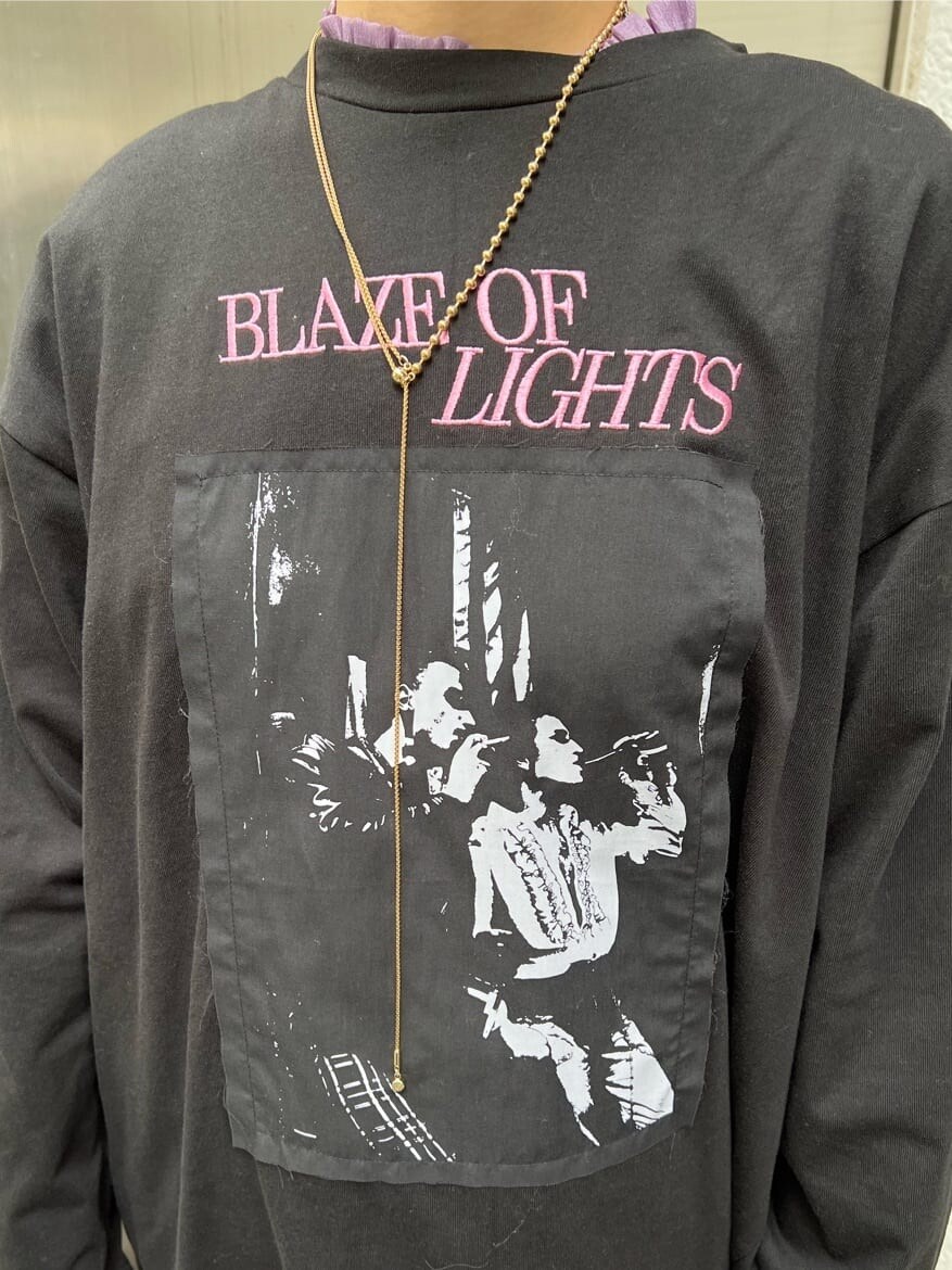 ブルー系のデニムパンツ、ホワイト系のハンドバッグ、パープル系のTシャツ/カットソーを着用したレディースの夏コーディネートの7枚目の写真