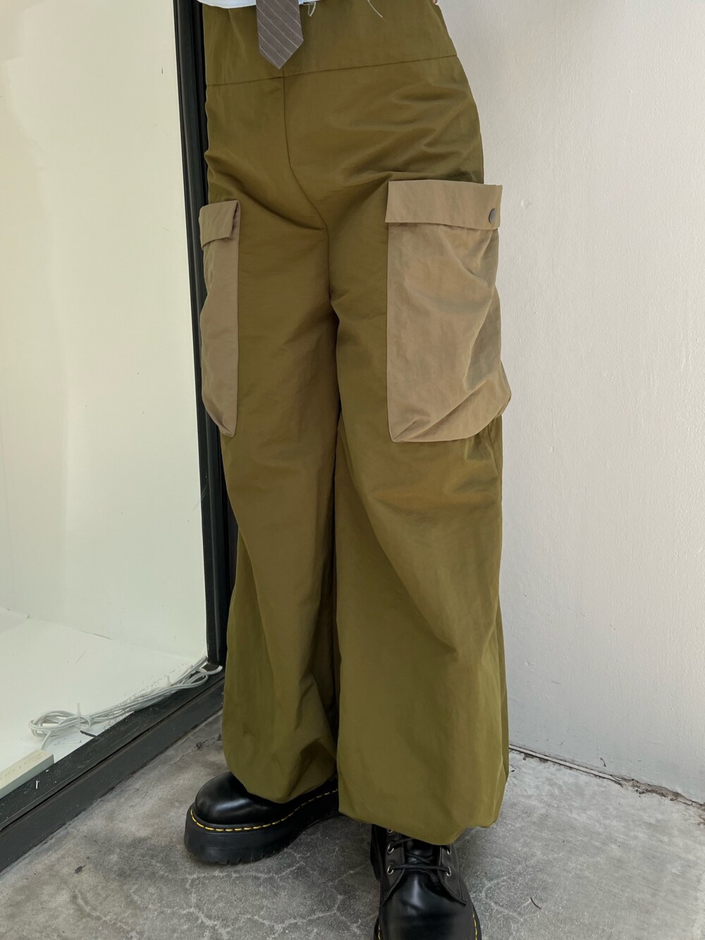 グリーン系のサロペット/オーバーオール、ブルー系のシャツ/ブラウス、ブラック系のキャップを着用したレディースの夏コーディネートの8枚目の写真