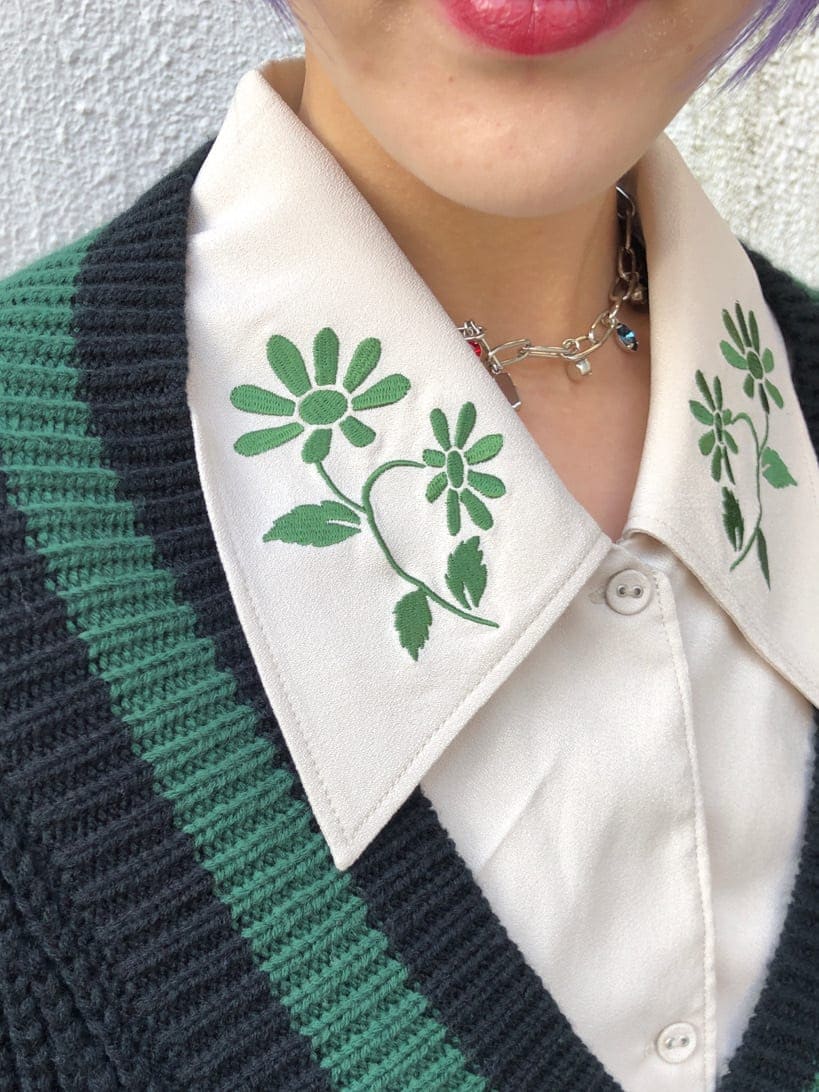 ブラック系のワンピース、ブラック系のハンドバッグ、ホワイト系のシャツ/ブラウスを着用したレディースの冬コーディネートの5枚目の写真