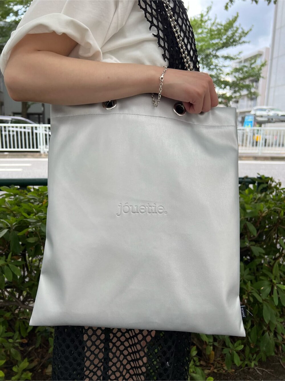 ブルー系のデニムパンツ、ブラック系のワンピース、ホワイト系のTシャツ/カットソーを着用したレディースの夏コーディネートの10枚目の写真