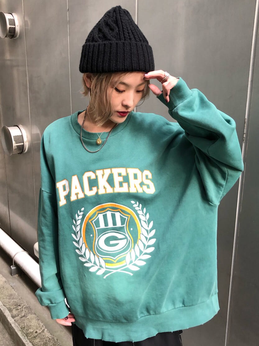 グリーン系のスウェット、ブラック系のスラックス、ブラック系のニットキャップ/ビーニーを着用したレディースの秋コーディネートの5枚目の写真