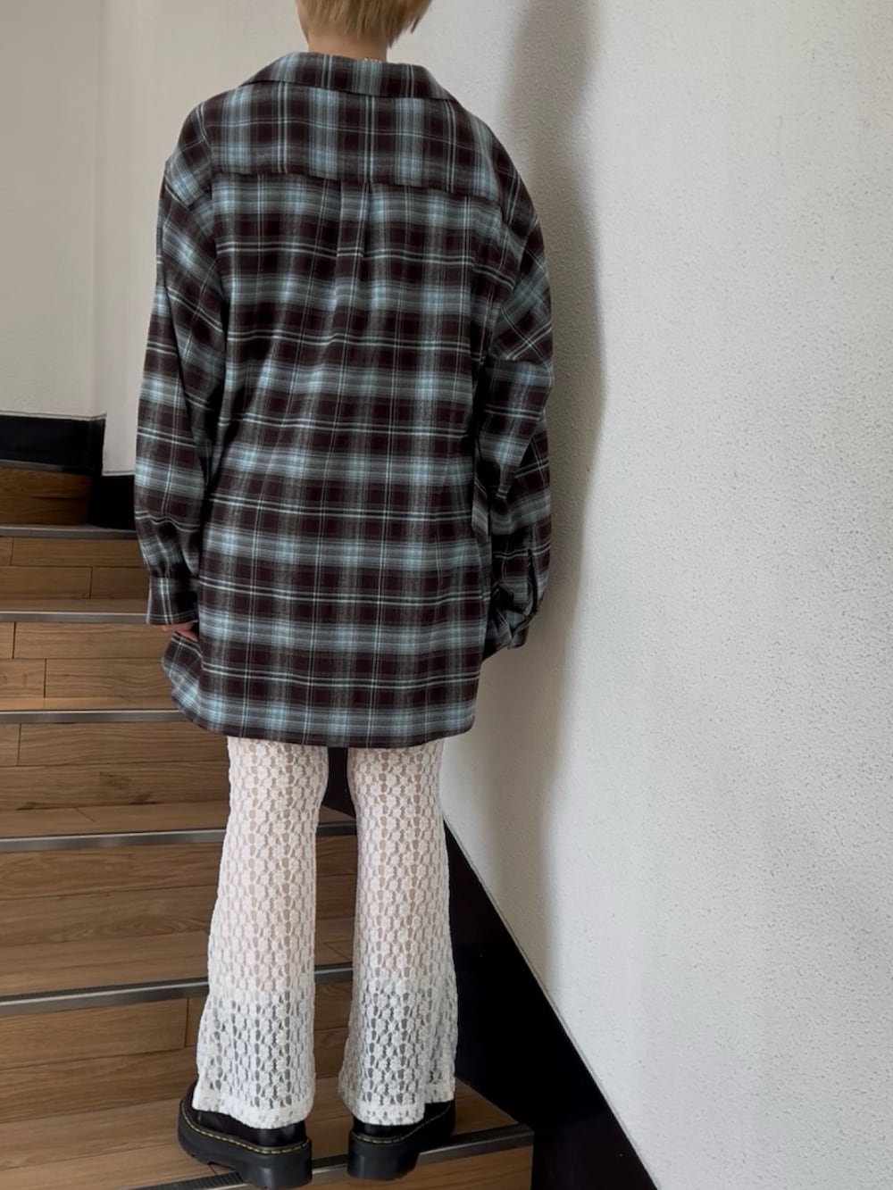 ブラウン系のシャツ/ブラウス、ホワイト系のその他パンツ、ブラック系のブーツを着用したレディースの夏コーディネートの4枚目の写真