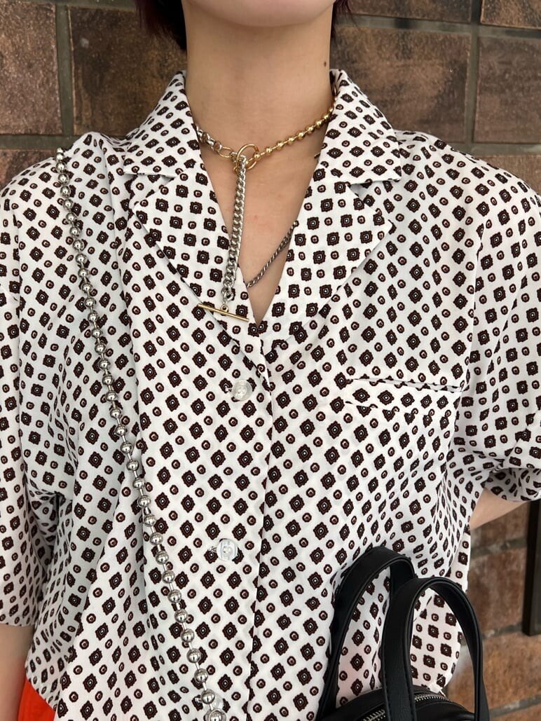 ホワイト系のシャツ/ブラウス、ブラック系のその他シューズ、ブラック系のボストンバッグを着用したレディースの夏コーディネートの6枚目の写真