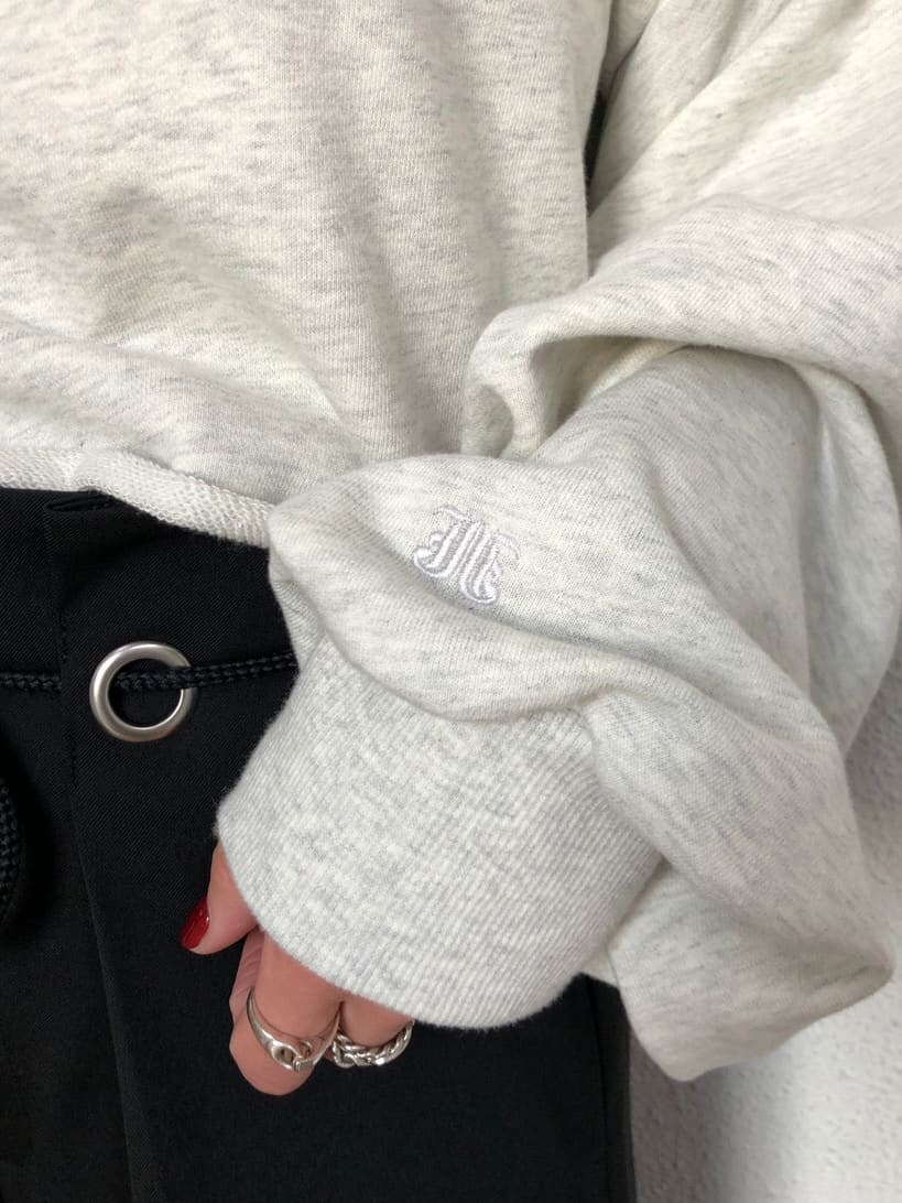 ブラック系のスラックス、グレー系のTシャツ/カットソー、ホワイト系のスニーカーを着用したレディースの冬コーディネートの6枚目の写真