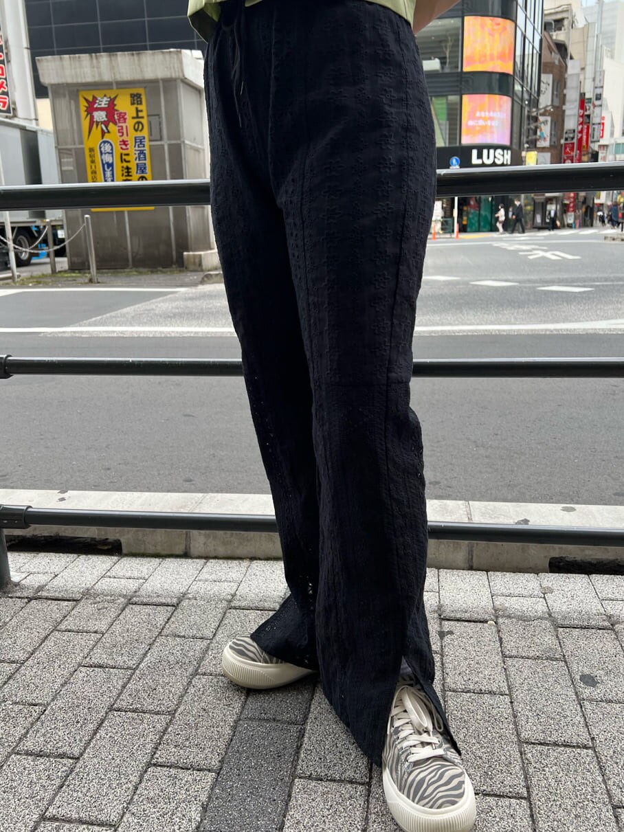 ブラック系のその他パンツ、グリーン系のシャツ/ブラウス、ブラック系のキャップを着用したレディースの夏コーディネートの8枚目の写真