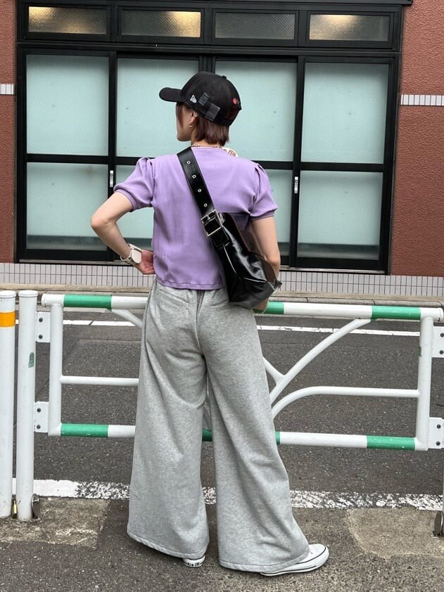 ブラック系のハンドバッグ、パープル系のTシャツ/カットソー、グレー系のその他パンツを着用したレディースの夏コーディネートの3枚目の写真