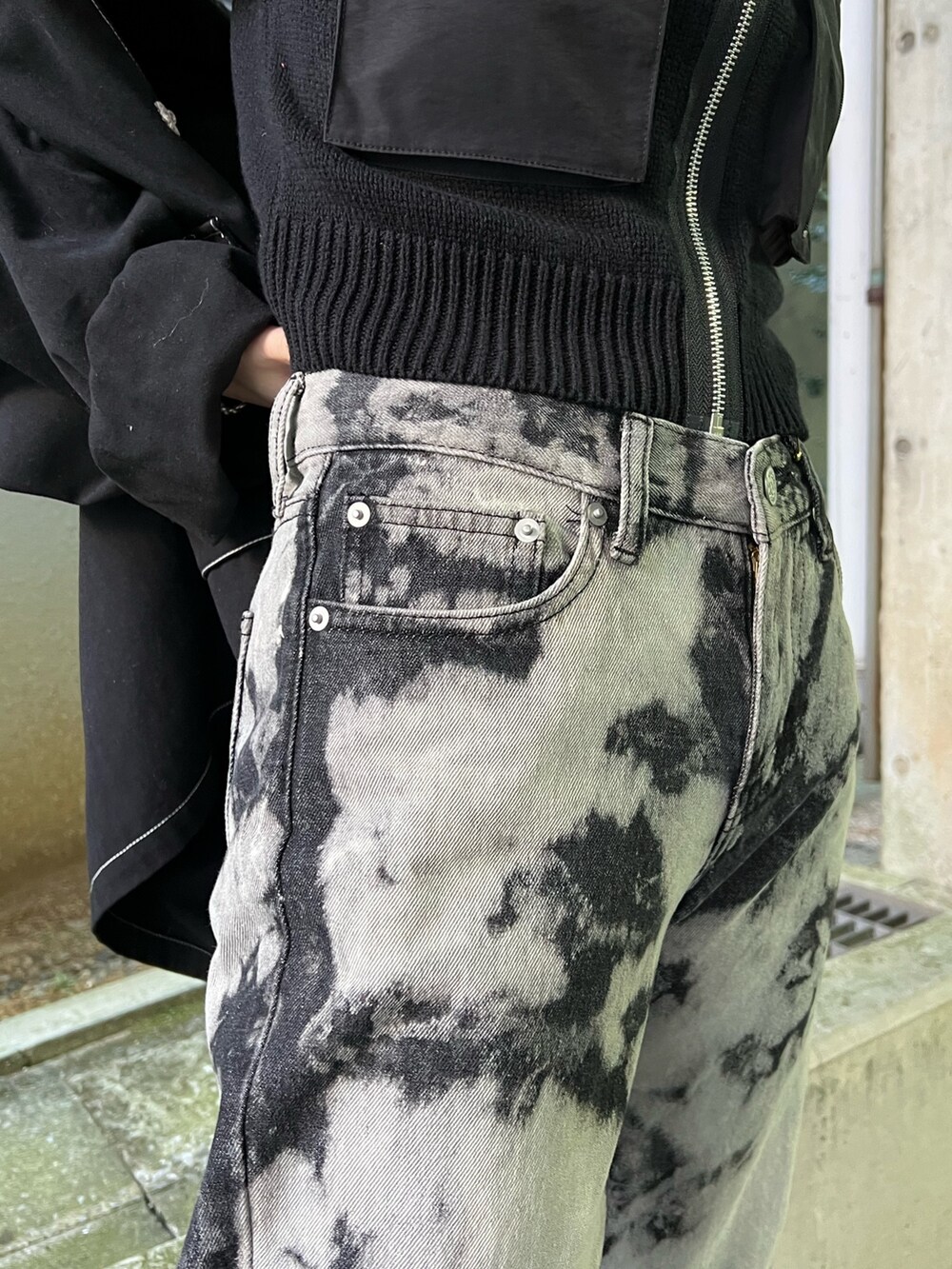 ブラック系のミリタリージャケット、ブラック系のベスト、ブラック系のデニムパンツを着用したレディースの冬コーディネートの8枚目の写真