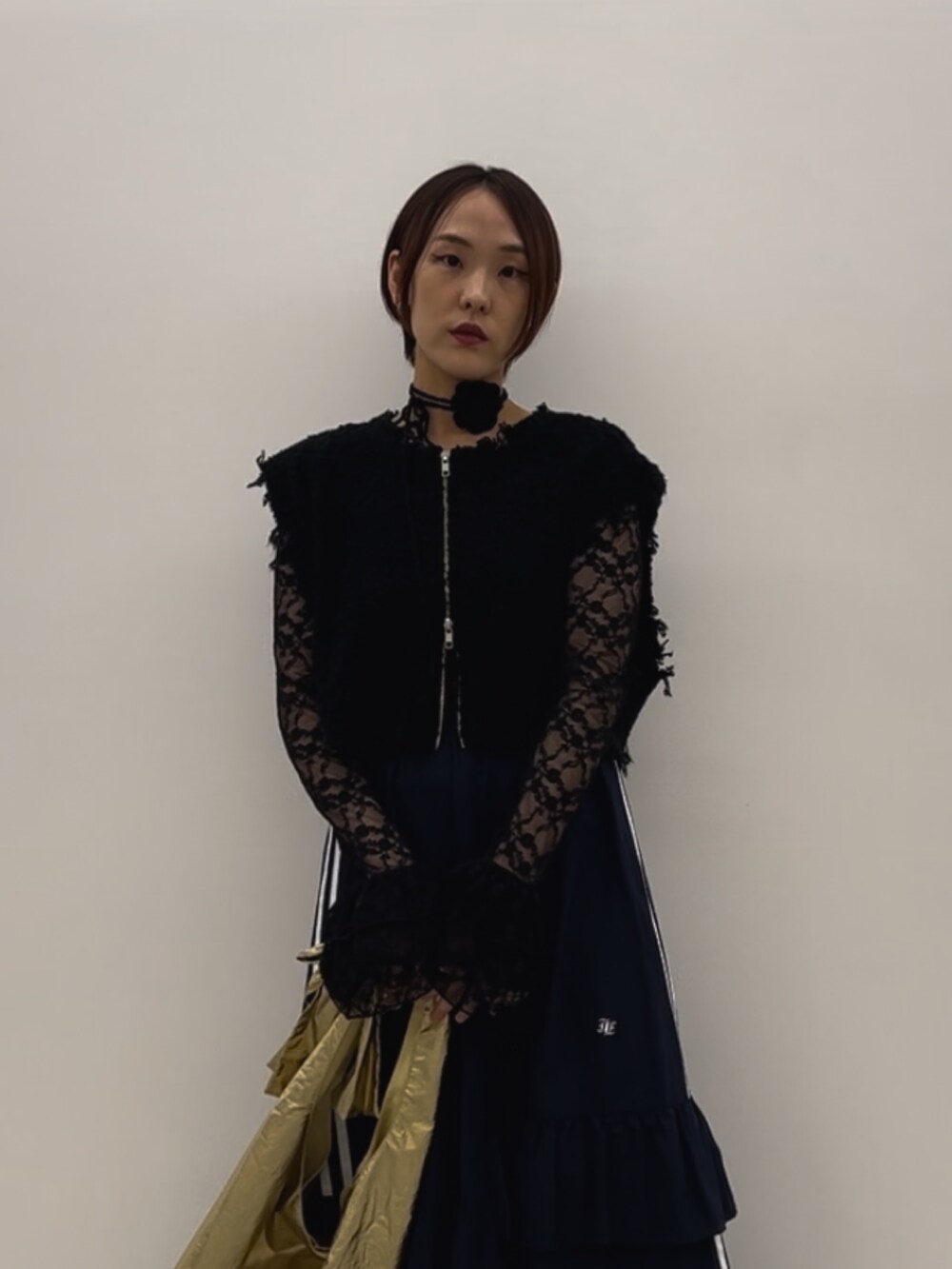 ブラック系のベスト、ブラック系のTシャツ/カットソー、ゴールド系のパンプスを着用したレディースの夏コーディネートの6枚目の写真