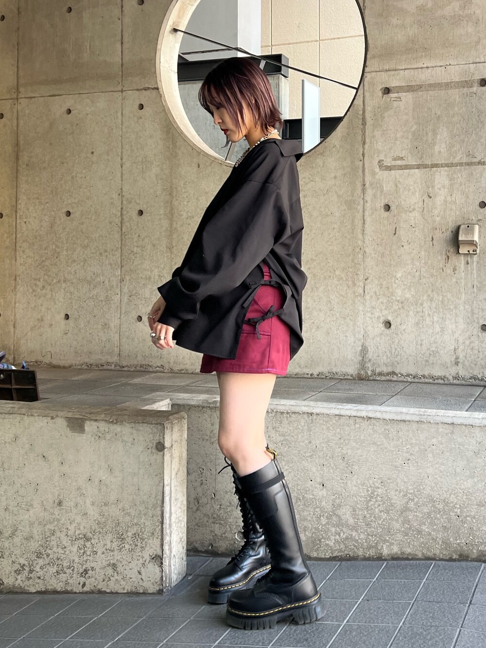 ブラック系のシャツ/ブラウス、レッド系のその他パンツを着用したレディースの冬コーディネートの3枚目の写真