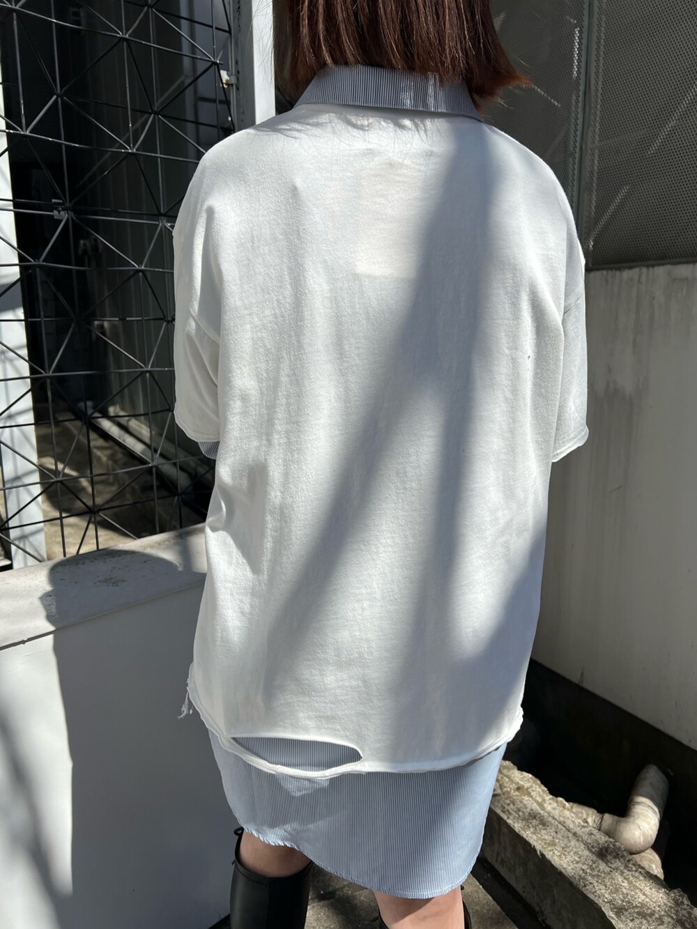 シルバー系のトートバッグ、ブルー系のシャツ/ブラウス、ホワイト系のTシャツ/カットソーを着用したレディースの春コーディネートの9枚目の写真