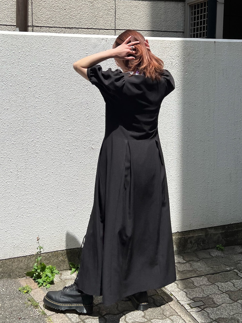 ブラック系のワンピース、ブラック系のその他パンツ、ブラック系のブーツを着用したレディースの夏コーディネートの4枚目の写真