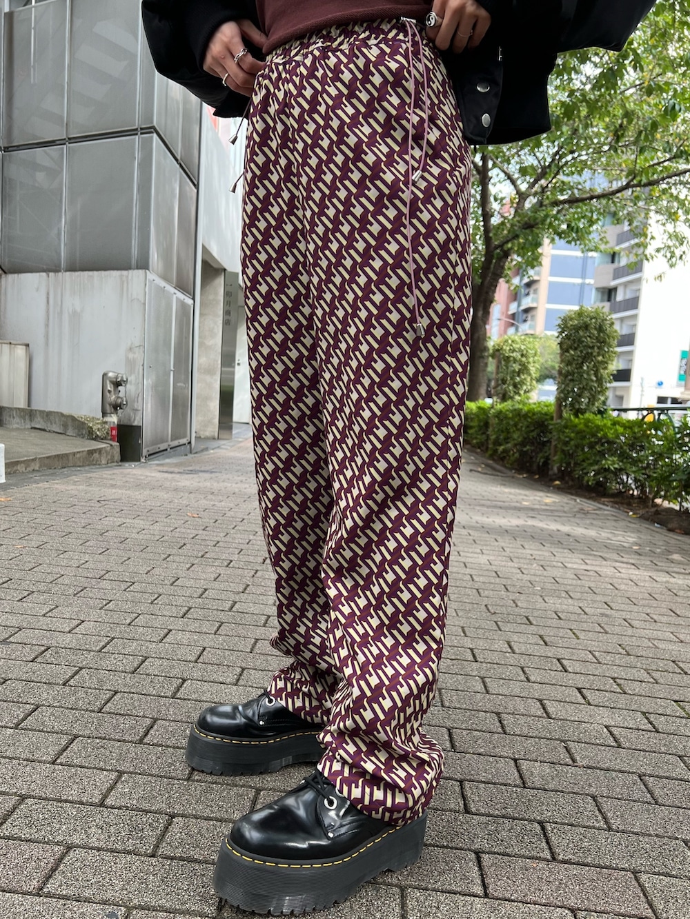 ブラック系のその他アウター、ブラウン系のスウェット、ブラウン系のその他パンツを着用したレディースの冬コーディネートの8枚目の写真