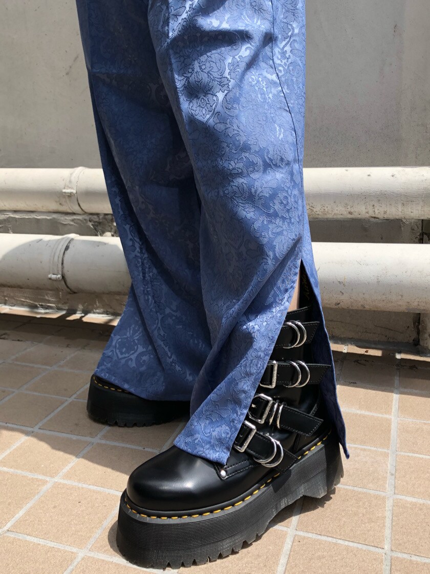 ブルー系のその他パンツ、ブラック系のブーツ、ブラック系のTシャツ/カットソーを着用したレディースの夏コーディネートの6枚目の写真