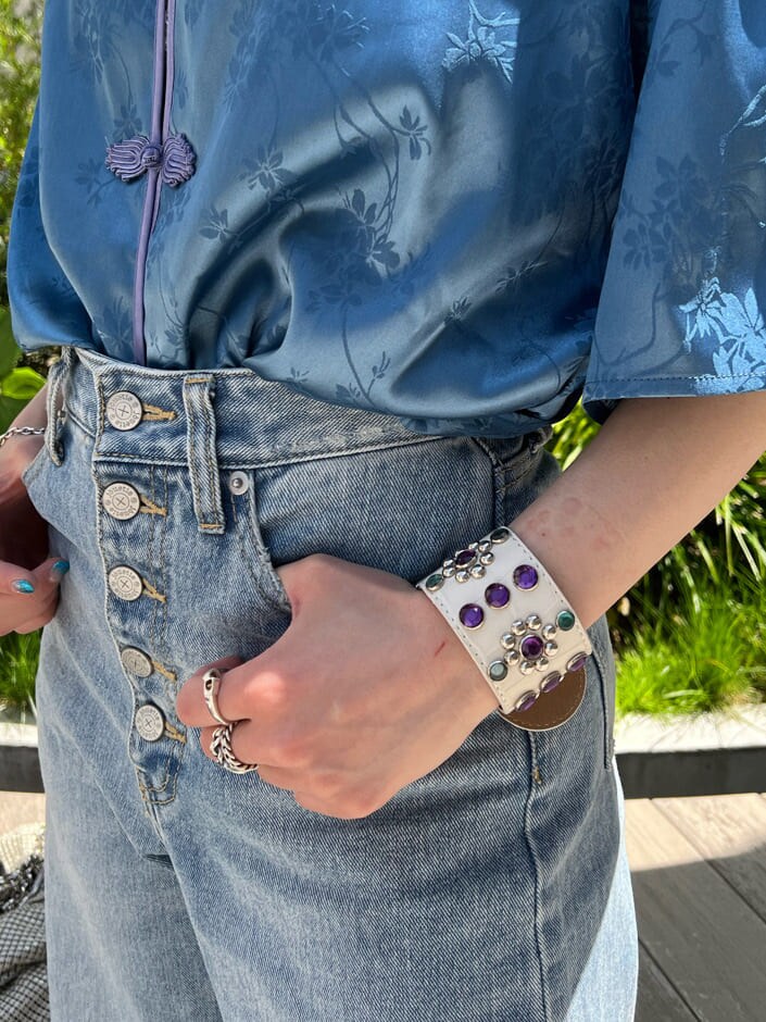 ブルー系のデニムパンツ、ホワイト系のキャミソール、ブルー系のシャツ/ブラウスを着用したレディースの春コーディネートの9枚目の写真