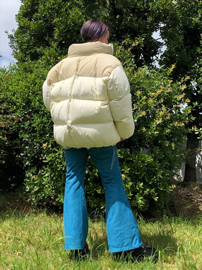 ホワイト系のシャツ/ブラウス、ホワイト系のダウンジャケット/コート、ブルー系のその他パンツを着用したレディースの春コーディネートの2枚目の写真