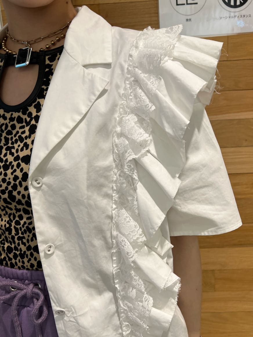 ホワイト系のボストンバッグ、ホワイト系のシャツ/ブラウス、ベージュ系のTシャツ/カットソーを着用したレディースの夏コーディネートの5枚目の写真