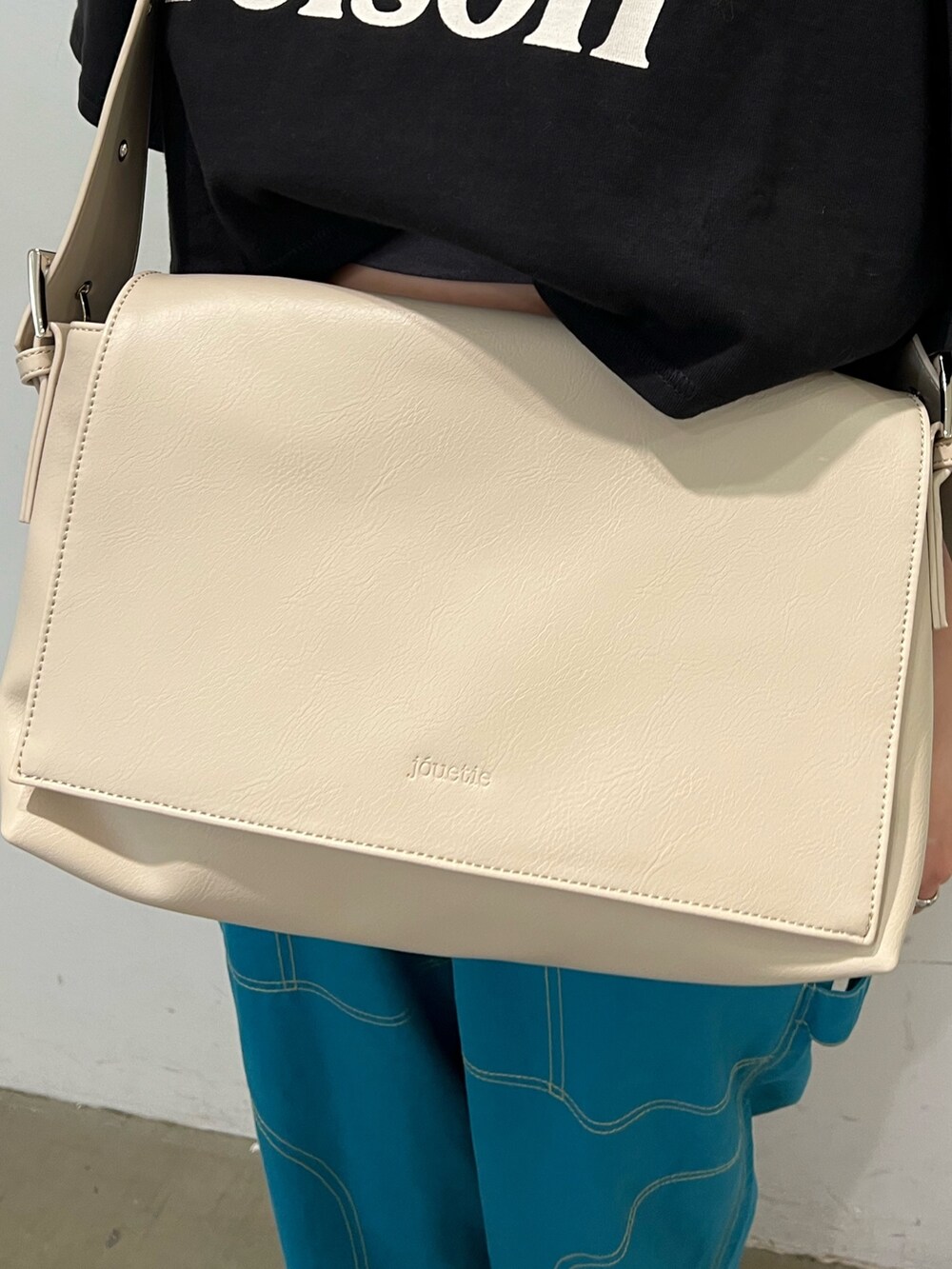 ブラック系のTシャツ/カットソー、ブルー系のその他パンツ、ホワイト系のメッセンジャーバッグを着用したレディースの夏コーディネートの9枚目の写真