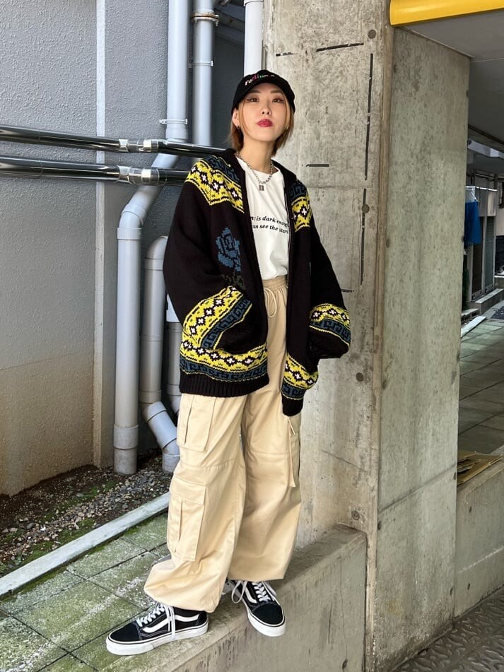 ブラック系のカーディガン/ボレロ、ホワイト系のカーゴパンツ、ホワイト系のTシャツ/カットソーを着用したレディースの秋コーディネートの2枚目の写真