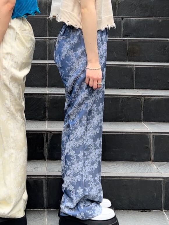 ホワイト系のその他シューズ、ホワイト系のベスト、ブルー系のスラックスを着用したレディースの秋コーディネートの5枚目の写真