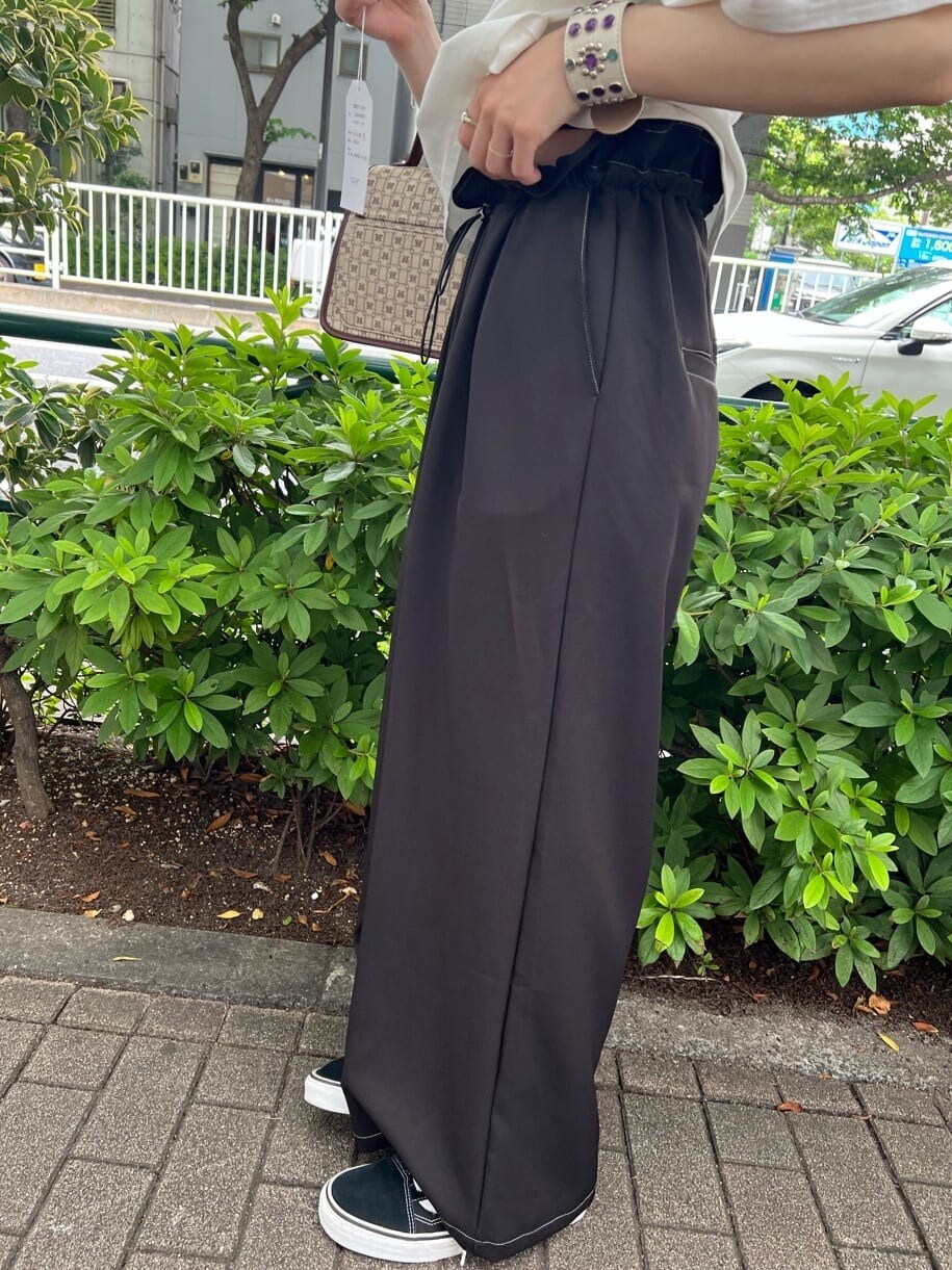 ブラウン系のハンドバッグ、ホワイト系のTシャツ/カットソー、ブラック系のその他パンツを着用したレディースの夏コーディネートの7枚目の写真