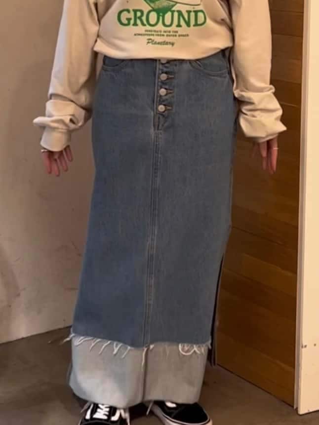 ブルー系のデニムスカート、ホワイト系のTシャツ/カットソーを着用したレディースの秋コーディネートの6枚目の写真