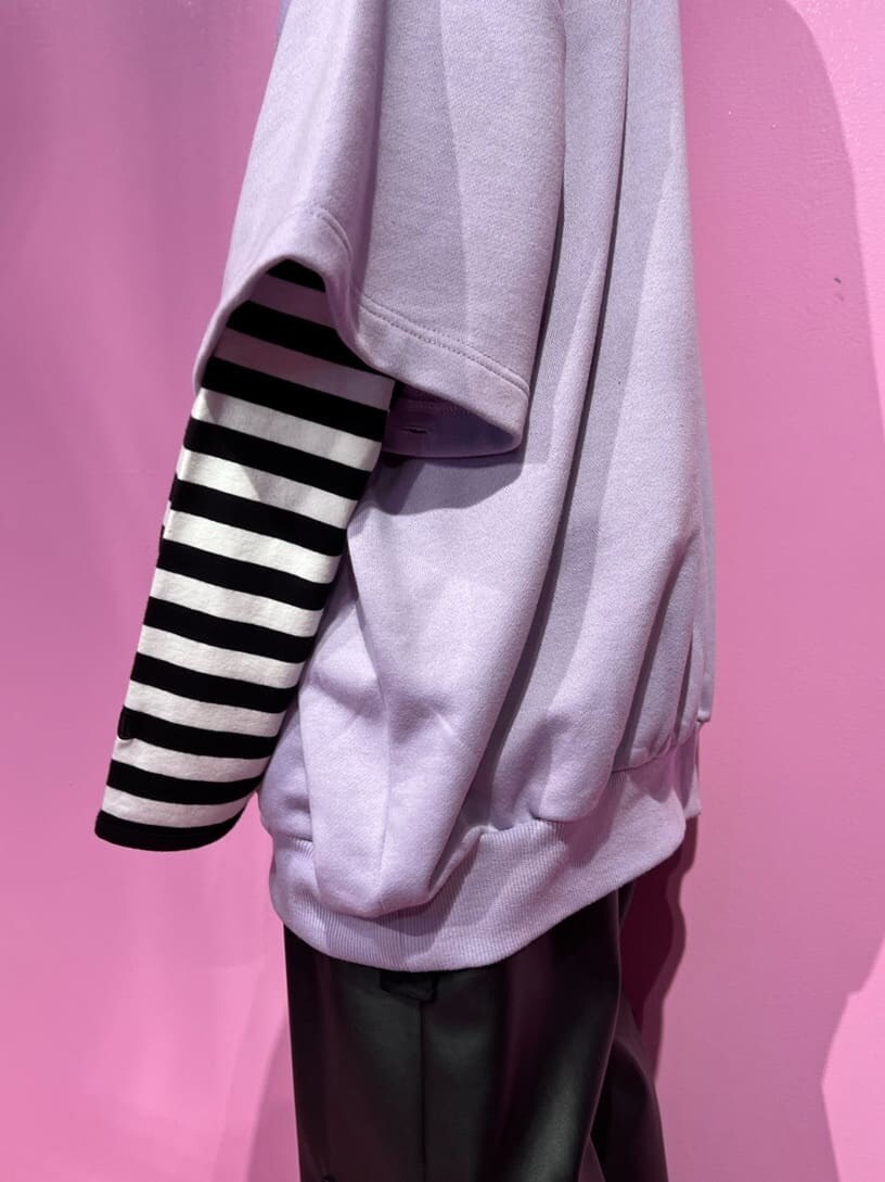 ブラック系のブーツ、ブラック系のTシャツ/カットソー、パープル系のスウェットを着用したレディースの秋コーディネートの8枚目の写真