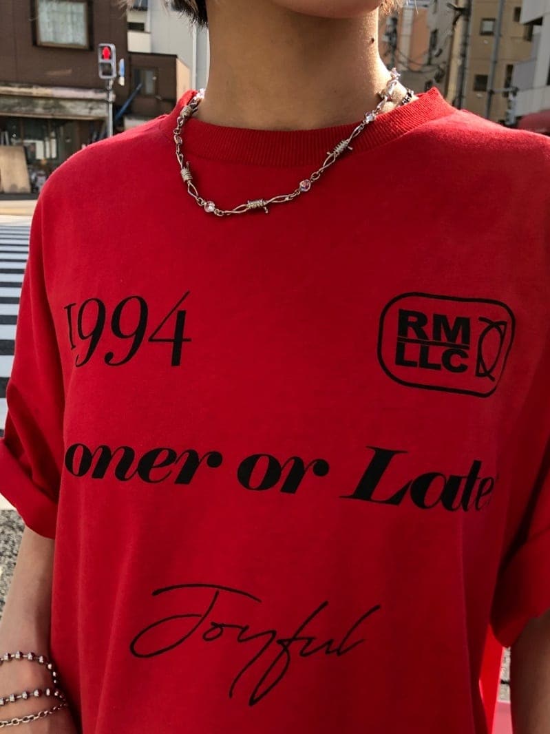 ブラック系のブーツ、ブラック系のトートバッグ、ブラック系のデニムパンツを着用したレディースの春コーディネートの5枚目の写真