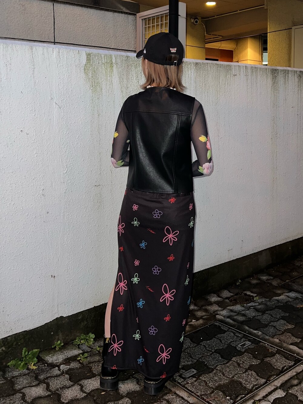 ブラック系のTシャツ/カットソー、ブラック系のベスト、ブラック系のスカートを着用したレディースの春コーディネートの3枚目の写真