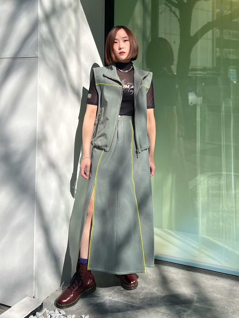 ブラック系のTシャツ/カットソー、グレー系のベスト、グレー系のスカートを着用したレディースの冬コーディネートの4枚目の写真