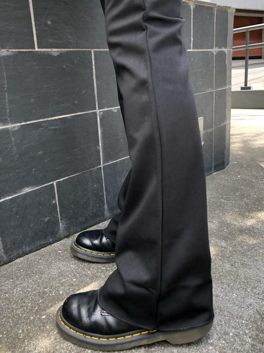 ブラック系のその他パンツ、その他のシャツ/ブラウス、ホワイト系のキャミソールを着用したレディースの夏コーディネートの7枚目の写真