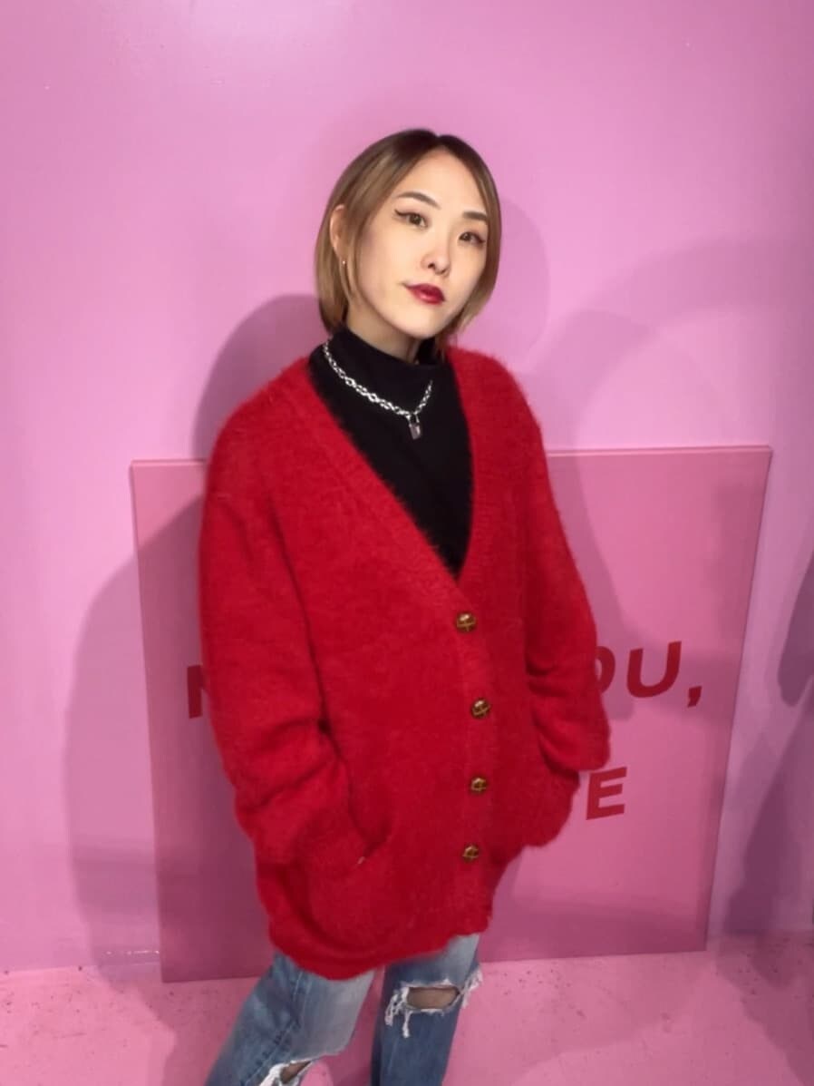 ブルー系のデニムパンツ、ブルー系のデニムパンツ、ブラック系のスウェットを着用したレディースの秋コーディネートの4枚目の写真