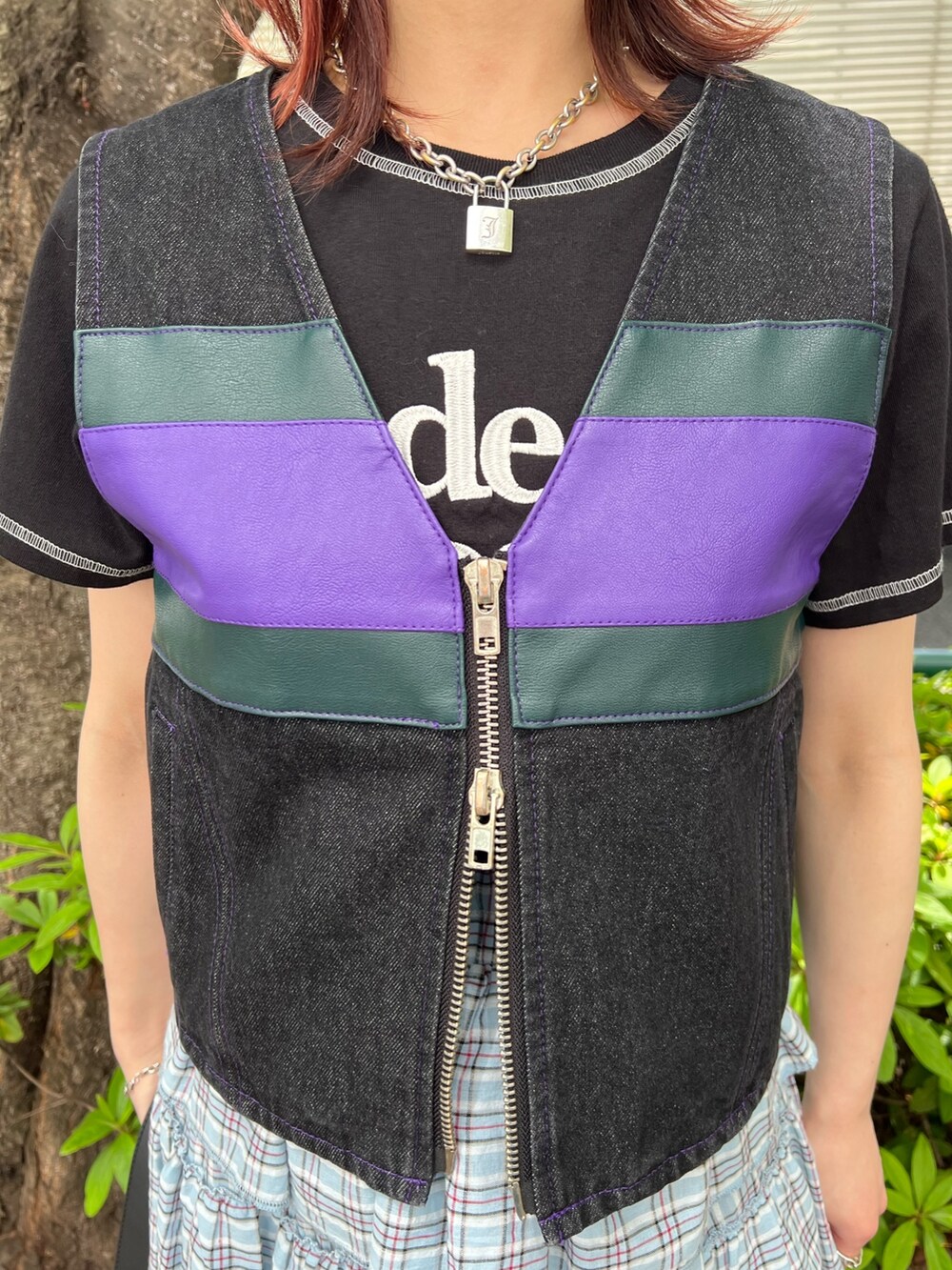 ブラック系のTシャツ/カットソー、ブラック系のベスト、ブラック系のハンドバッグを着用したレディースの夏コーディネートの7枚目の写真