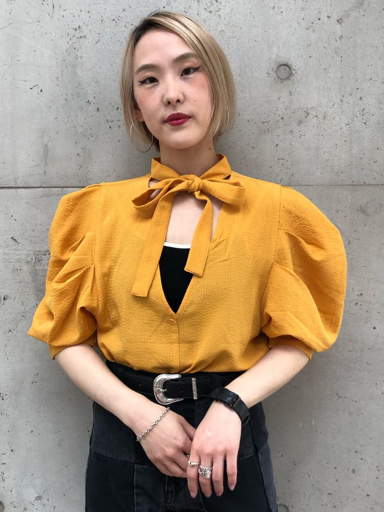 ブラック系のデニムパンツ、ブラック系のキャミソール、イエロー系のシャツ/ブラウスを着用したレディースの夏コーディネートの5枚目の写真