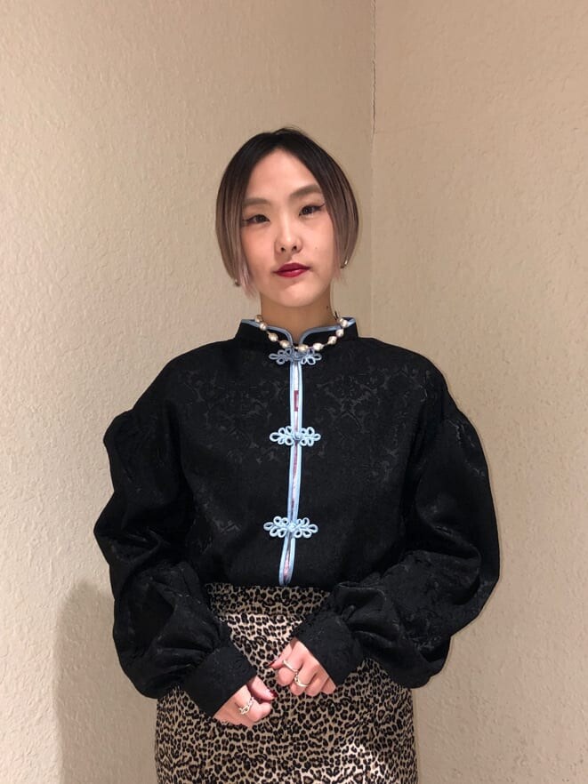 ブラック系のシャツ/ブラウス、ブラウン系のスカート、ブラック系のブーツを着用したレディースの春コーディネートの4枚目の写真