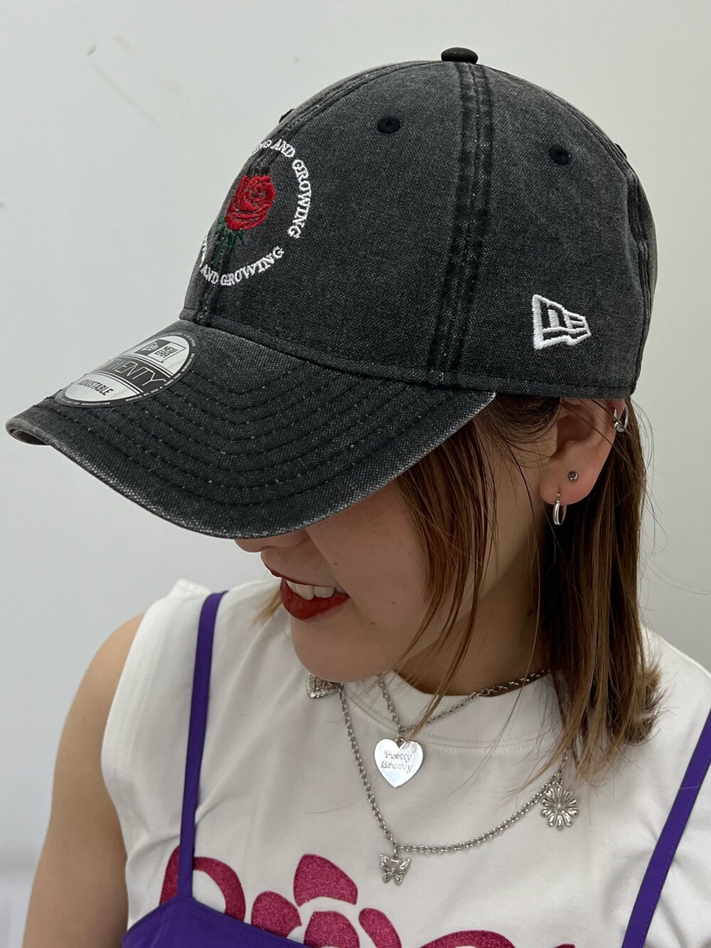 ホワイト系のタンクトップ、パープル系のワンピース、シルバー系のネックレスを着用したレディースの春コーディネートの8枚目の写真